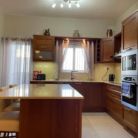 Comfortable, Spacious Living Close To Valletta דירה