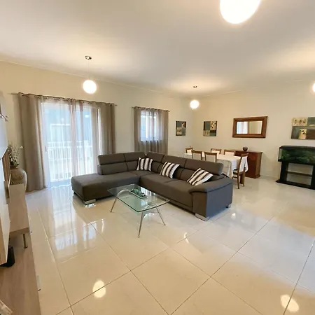 Stylish 2-Bedroom Apartment, Near Valletta