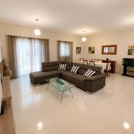 Stylish 2-Bedroom Apartment, Near Valletta Santa Vennera
